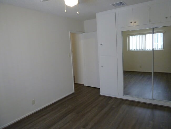 Building Photo - 457 Oak St