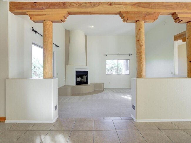 Building Photo - 4 Bedroom 4 Bathroom