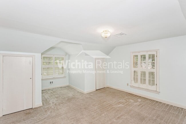 Building Photo - Large 3 bed 2 bath North Riverside Home