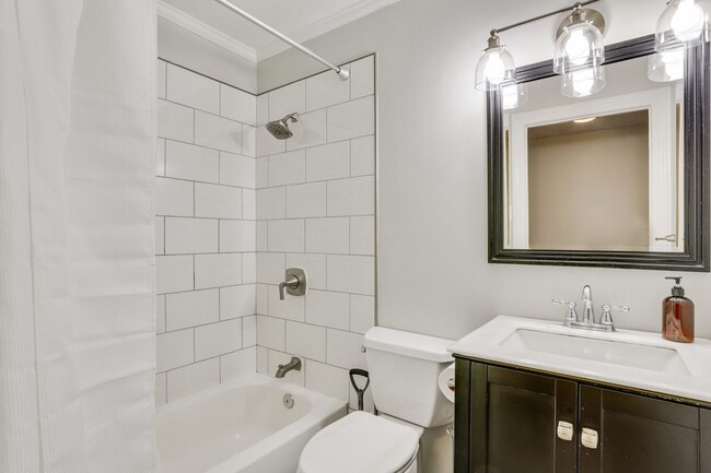 Building Photo - ROOM ONLY in 7-bed/4.0-bath Home