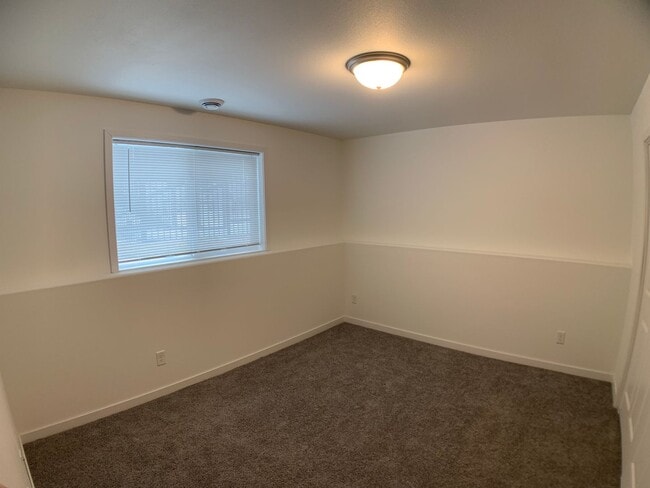 Building Photo - 4 Bed 2 Bath Single Family Home