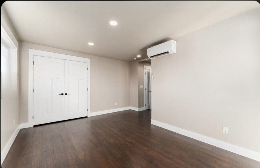 Building Photo - 604 W Crest Dr