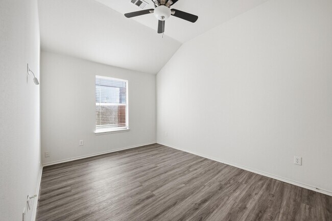 Building Photo - 518 Niagara Falls Dr