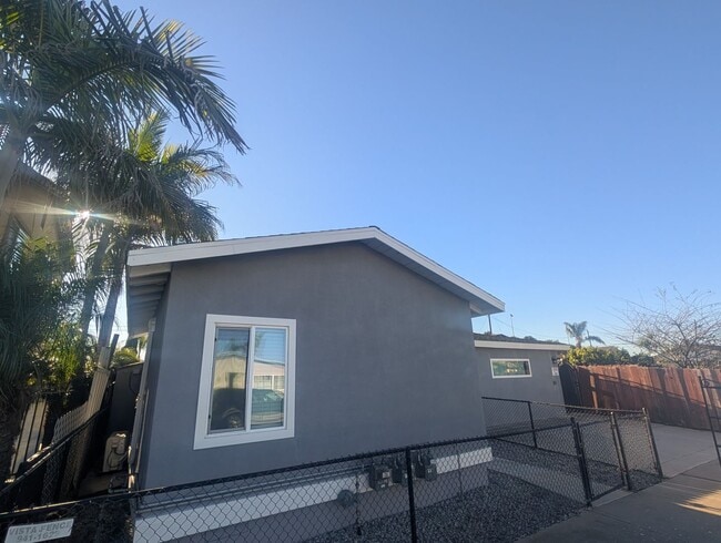 Building Photo - Studio located in Oceanside!