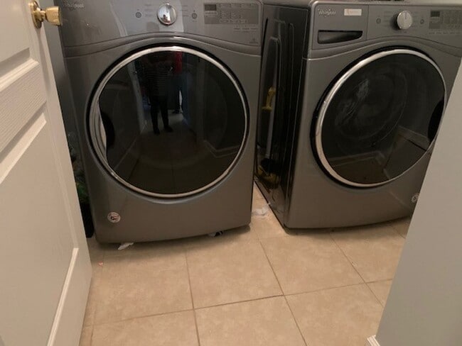 Building Photo - Beautiful 3 bedroom home with room for everyone & pets!