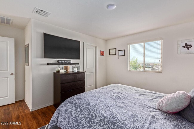 Building Photo - 30517 N Oak Dr