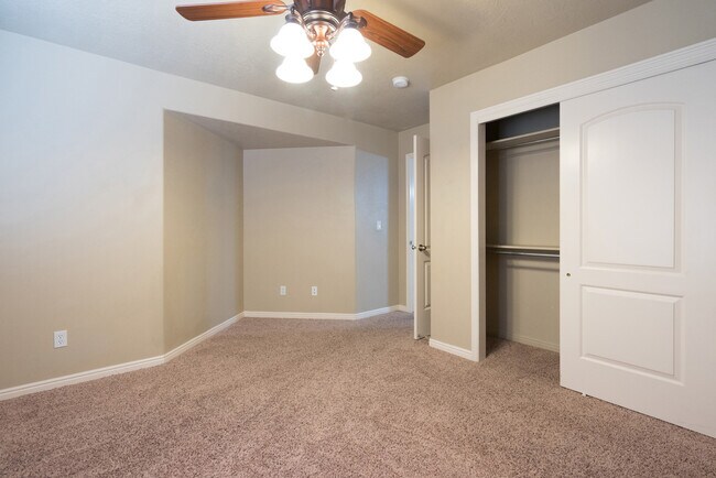 Building Photo - Beautiful St. George Home - Community Pool...
