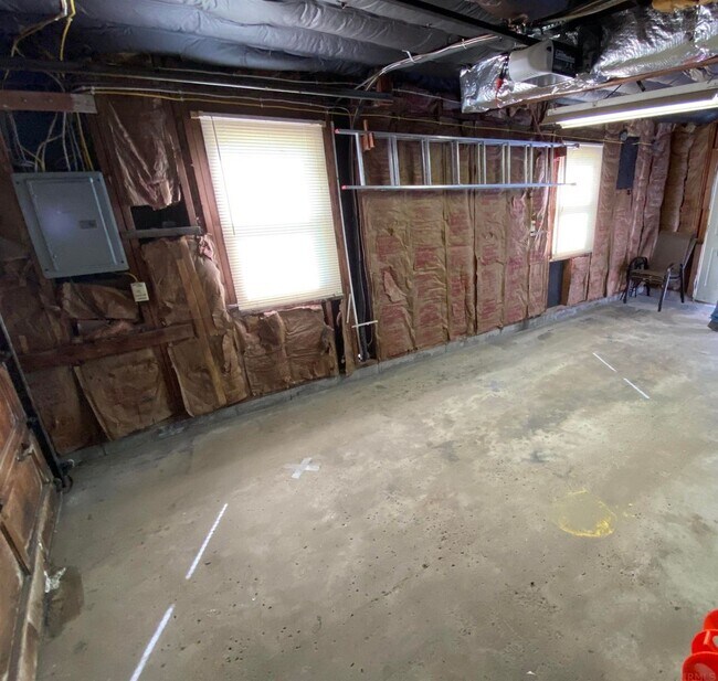 Building Photo - 2 bedroom and 1 bath