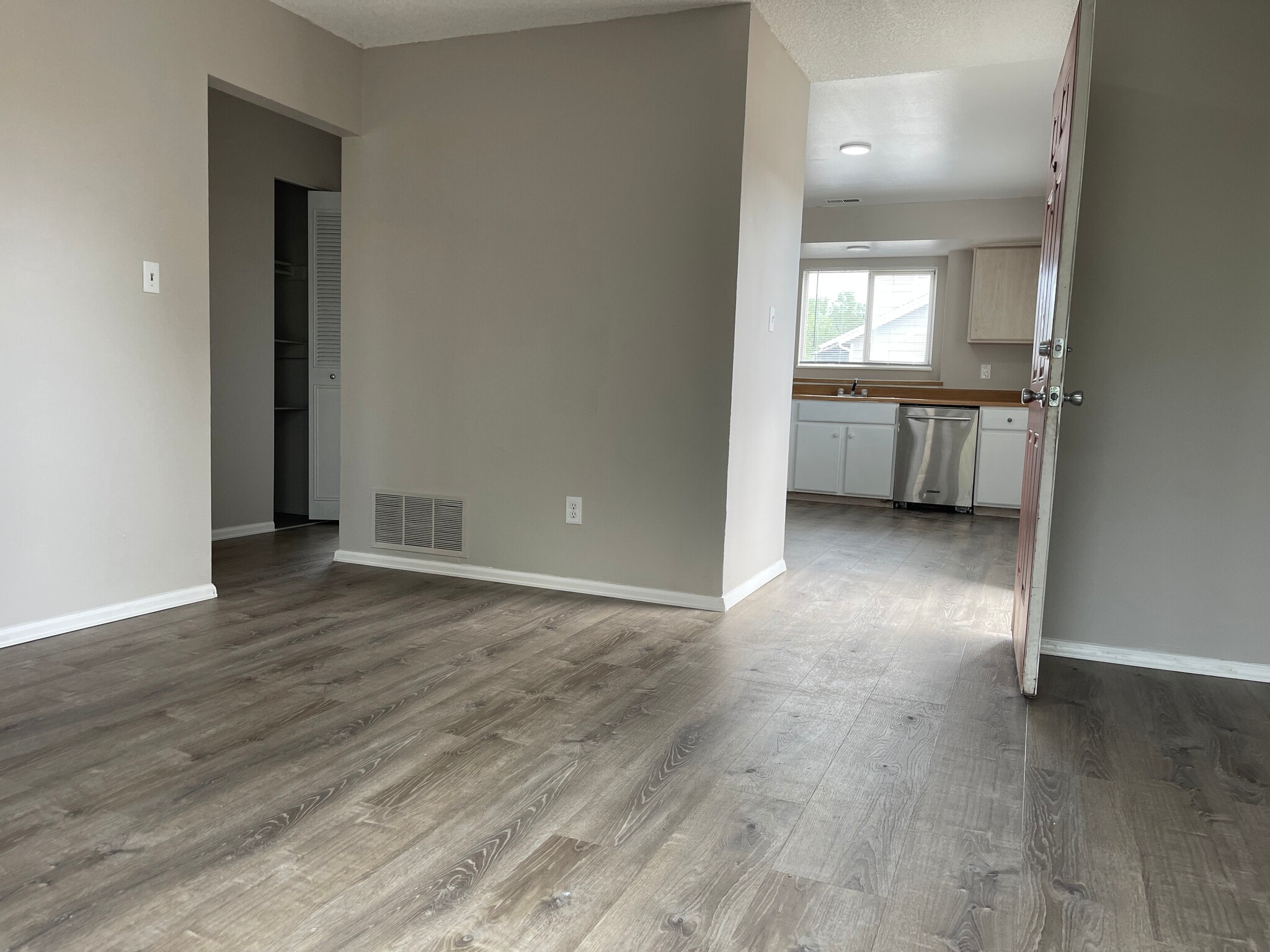 Building Photo - 1002 Mazatlan Cir