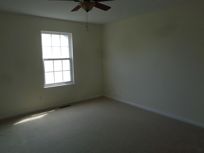 Building Photo - 4008 Meadow View Dr