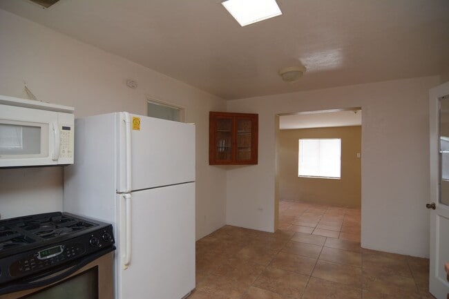Building Photo - Charming 3 Bedroom 2 Bath Home! Central Tu...
