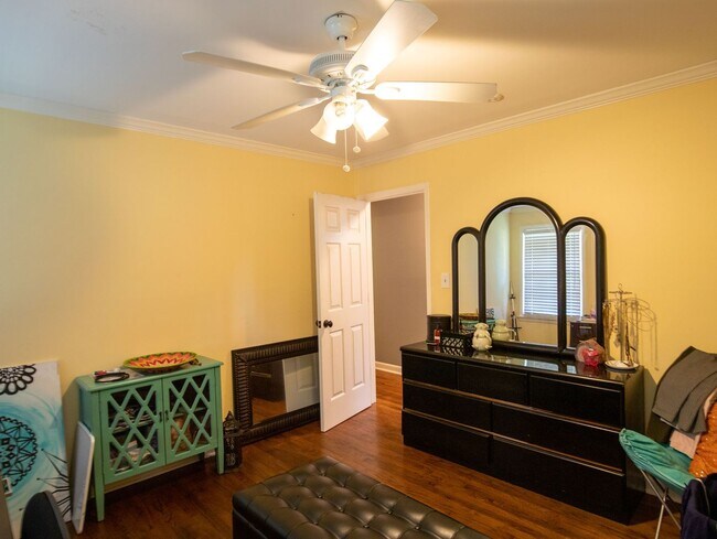 Building Photo - Three Bedroom Brick Ranch in National Hills!