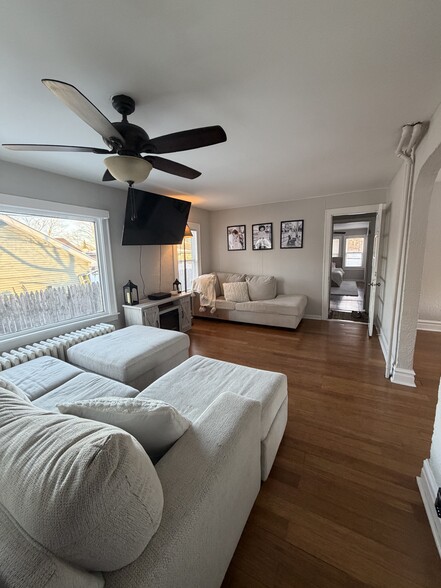 Building Photo - 2048 N Sheridan Rd