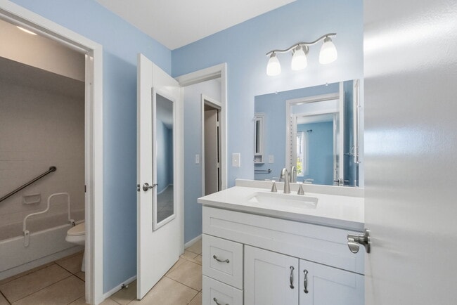 Building Photo - 1023 Pine Isle Ln