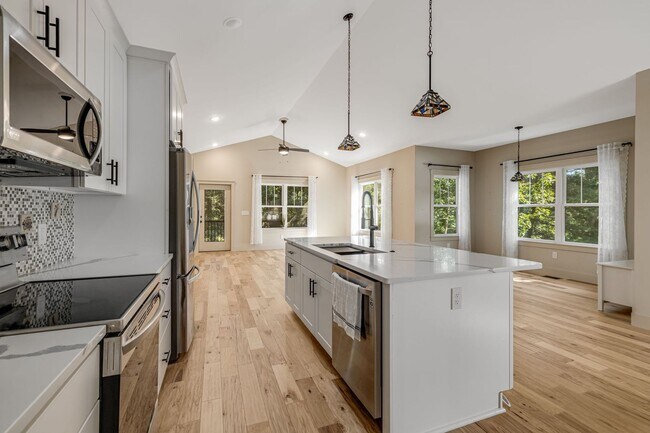 Building Photo - 40 Rangeley Dr