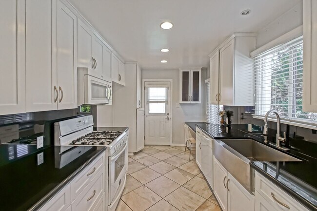 Building Photo - CHARMING, BRIGHT & AIRY HOME ON LARGE CORN...