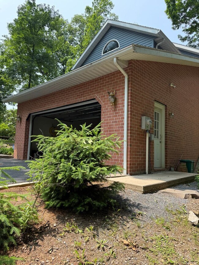 Building Photo - 1531 E Strohm Dr