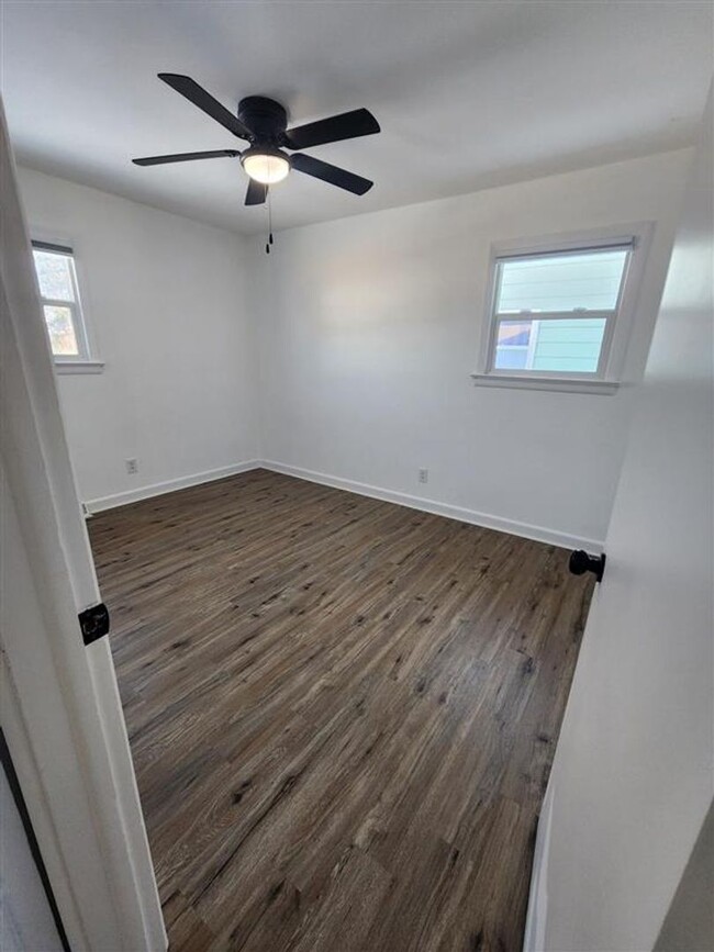 Building Photo - Beautiful 4 bedroom home, great mid town l...