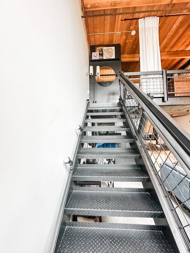 Building Photo - Gorgeous one bedroom one bathroom Denver Loft