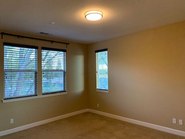 Building Photo - 582 Santa Rosalia Terrace