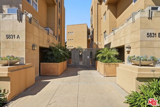 Building Photo - 5831 Seawalk Dr