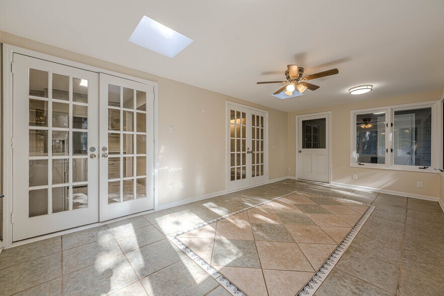 Building Photo - 6640 Williamson Dr