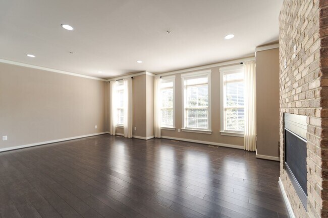 Building Photo - 10225 Hilltop Ascent Dr