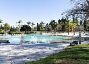 Building Photo - Eastlake Gem