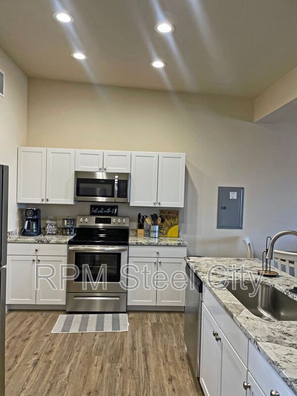 Building Photo - 751 E Laporte Dr