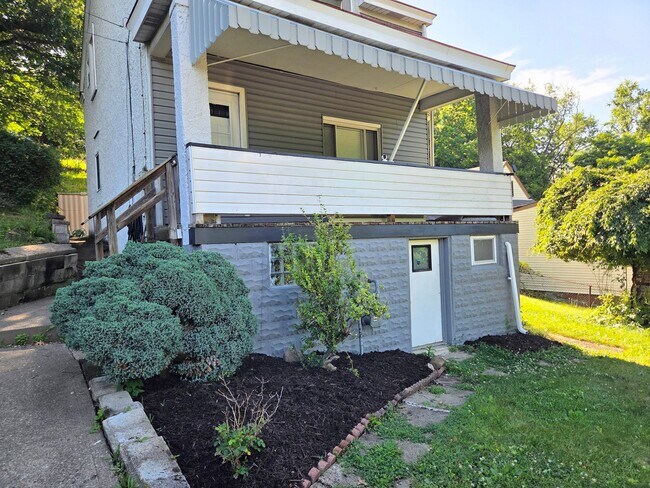Building Photo - 313 Rinne St