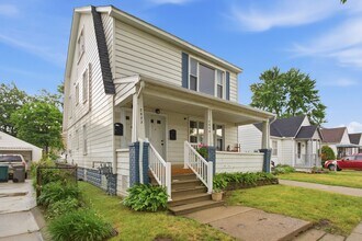 Building Photo - Fully Renovated 3BR Multi-Level Home with New Appliances