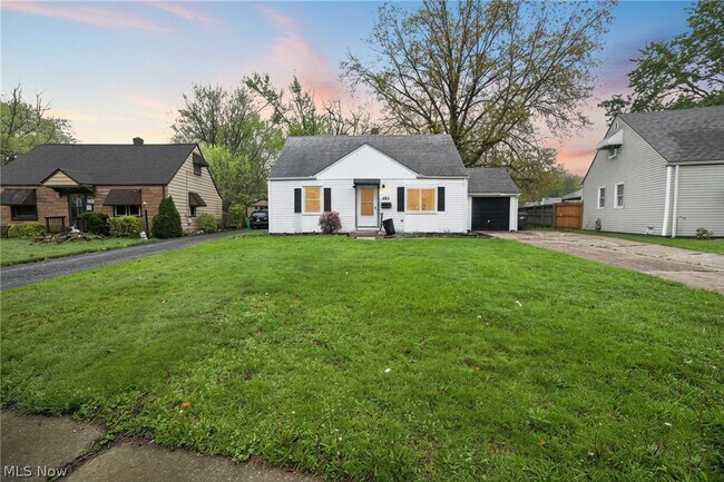 Building Photo - 681 E 258th St