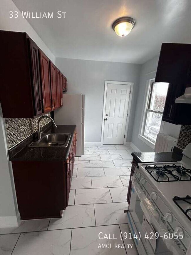 Building Photo - 33 William St