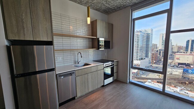Building Photo - 208 W Chicago Ave