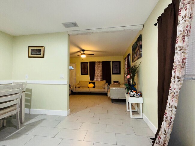 Building Photo - 2615 N Beaumont Ave