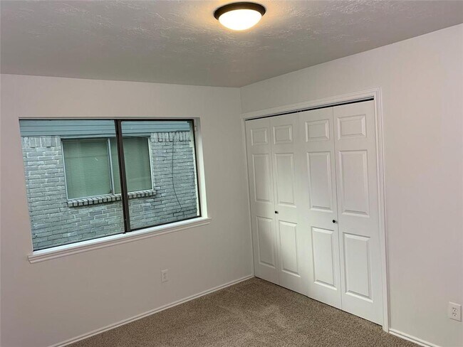 Building Photo - 610 Woodlake Cir
