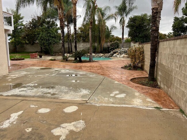 Building Photo - Stunning 4-bedroom, 3 bathroom home located in the westside of Bakersfield this  spacious house o...