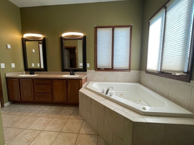 Building Photo - Clinton Twp Home-4-Bedroom, 2.5 Baths, Lau...