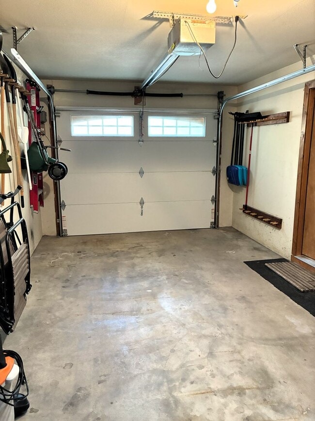 Building Photo - 374 B Ensign Dr