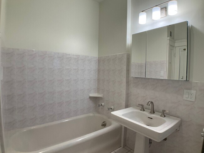 Building Photo - LARGE 2BR w/ Dining Room. PARKING AVAIL.! DISHWASHER! W/D IN-UNIT