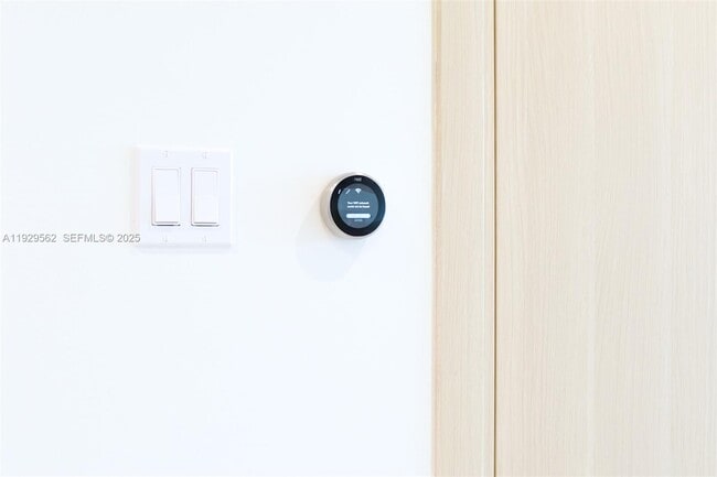 Building Photo - 1000 Brickell Plaza