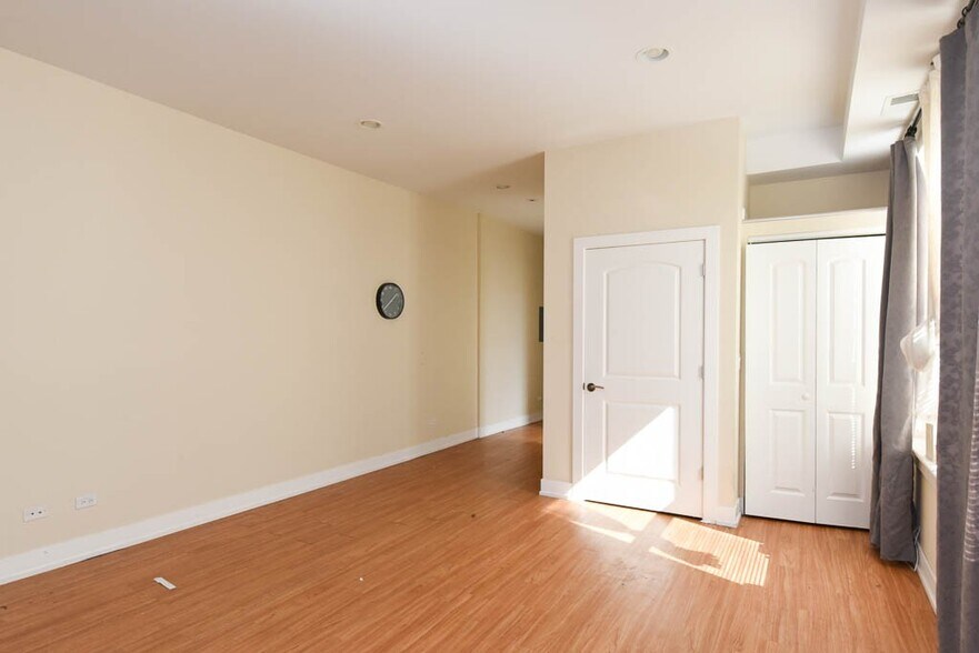 Building Photo - 4748 N Kenneth Ave