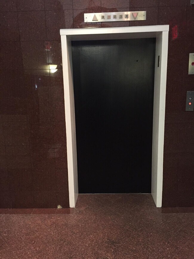 Building Photo - 450 7th St