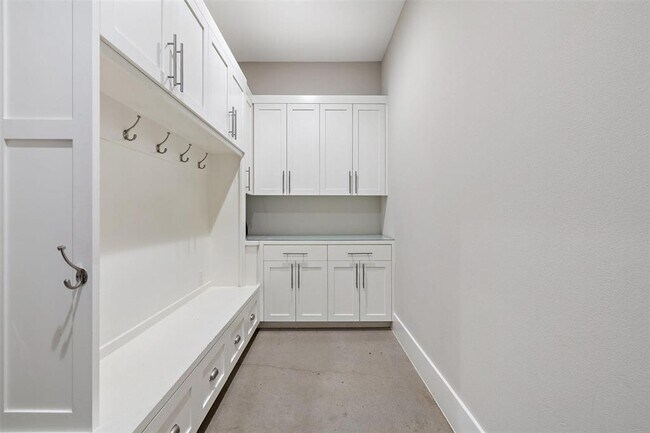 Building Photo - 3801 Peak Lookout Dr