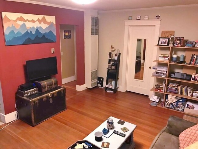 Building Photo - Cute 2 bed/1 bath bungalow near Springfiel...