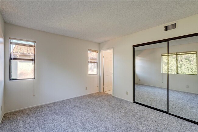 Building Photo - Beautiful End-Unit Townhome Centraly Located