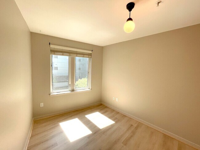 Building Photo - Bright Condo in NW Portland with Washer/Dr...