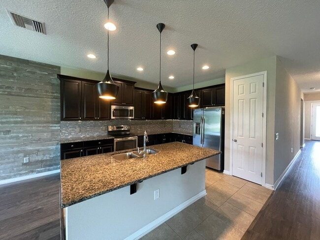 Building Photo - Open and Airy Home in Talavera