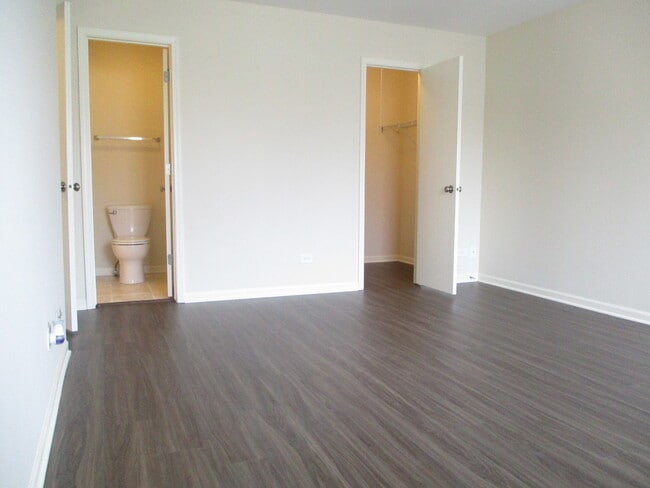 Building Photo - 203 Teak Ln