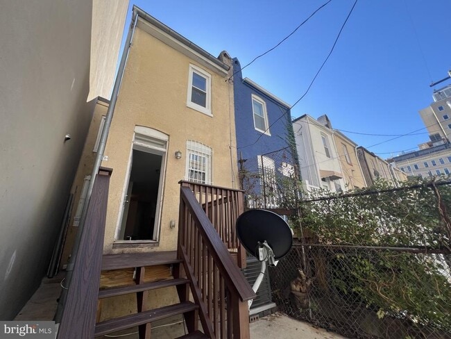 Building Photo - 834 N Washington St